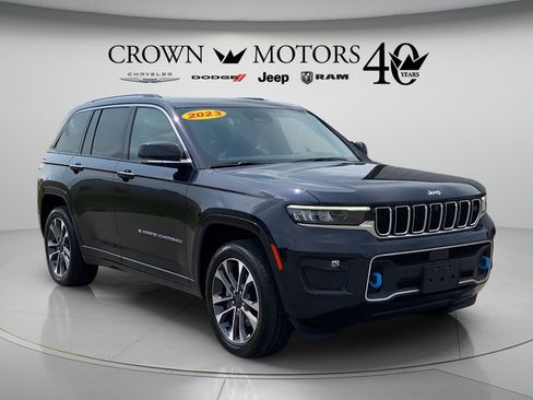 Used 2023 Jeep Grand Cherokee Overland w/ Advanced Protech Group III AWD/4WD image 3