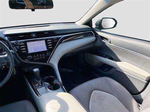 Used 2018 Toyota Camry LE image 21