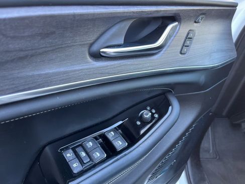 Used 2022 Jeep Grand Cherokee Overland w/ Luxury Tech Group IV AWD/4WD image 24