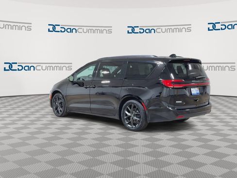 Used 2025 Chrysler Pacifica Limited FWD image 6