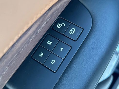 Used 2018 Land Rover Discovery HSE Luxury image 26