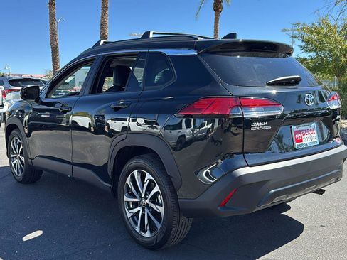 Used 2025 Toyota Corolla Cross XLE image 5