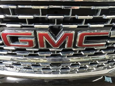 Used 2023 GMC Acadia Denali w/ Black Diamond Edition AWD/4WD image 8