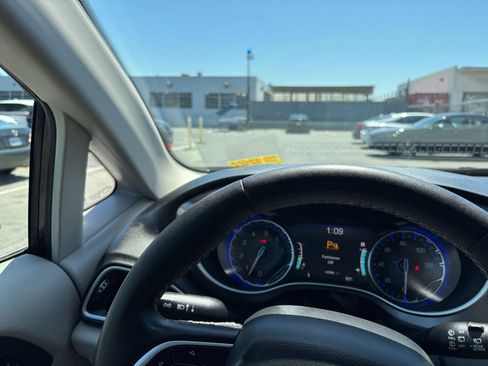 Used 2024 Chrysler Pacifica Touring-L FWD image 36