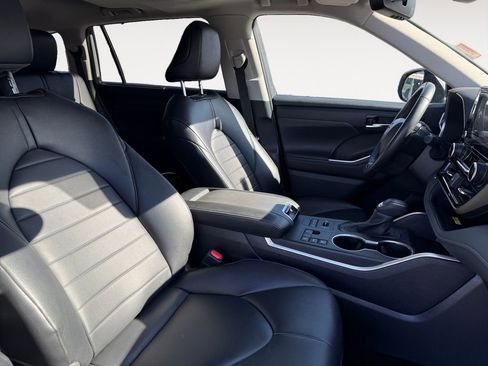 Used 2024 Toyota Highlander XLE image 15