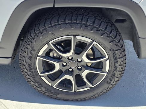Used 2025 Jeep Compass Trailhawk AWD/4WD image 40