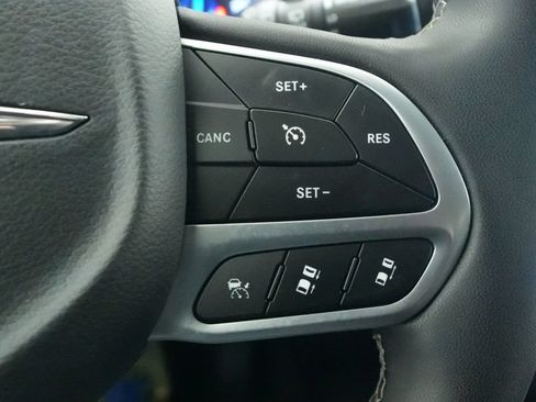 Used 2025 Chrysler Pacifica Select FWD image 39