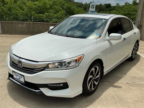 Used 2017 Honda Accord EX-L image 10