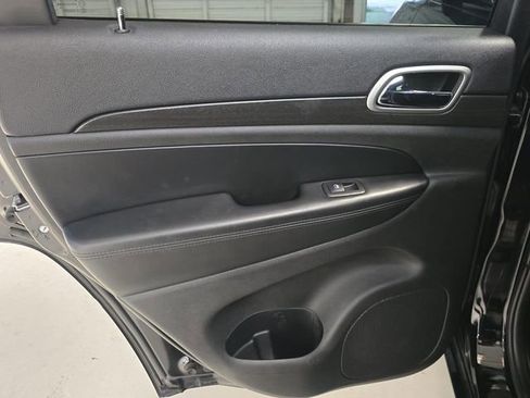 Used 2018 Jeep Grand Cherokee Altitude RWD image 9