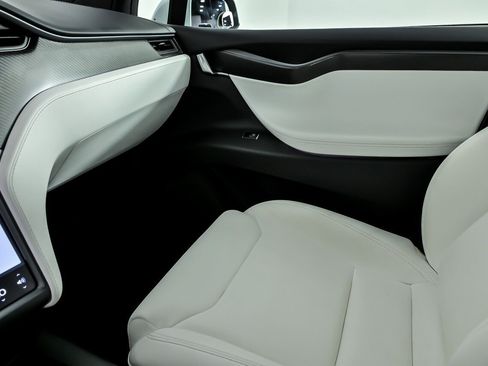 Used 2018 Tesla Model X 75D image 42