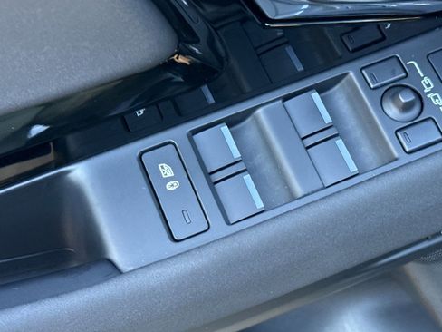 Used 2024 Land Rover Range Rover Evoque Dynamic SE image 12