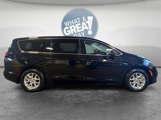 Used 2024 Chrysler Pacifica Touring-L video 2