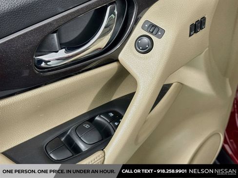 Used 2019 Nissan Rogue SV w/ Premium Package FWD image 18