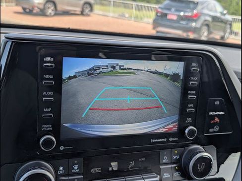 Used 2021 Toyota Highlander LE FWD image 13