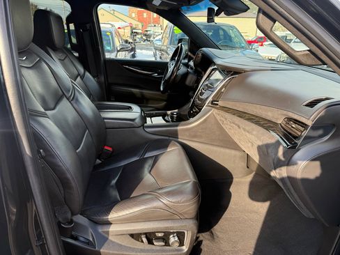 Used 2019 Cadillac Escalade ESV Platinum image 17