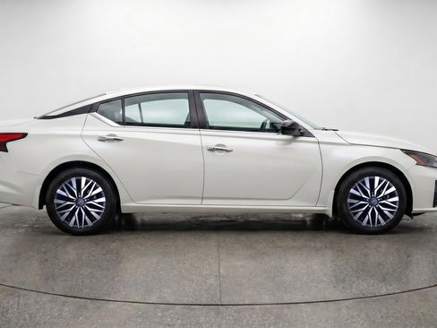 Used 2025 Nissan Altima 2.5 SV FWD image 11
