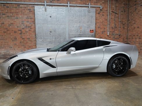 Used 2017 Chevrolet Corvette Stingray Coupe w/ Carbon Flash Badge Package RWD image 9