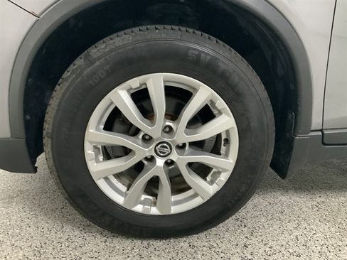 Used 2019 Nissan Rogue SV image 11