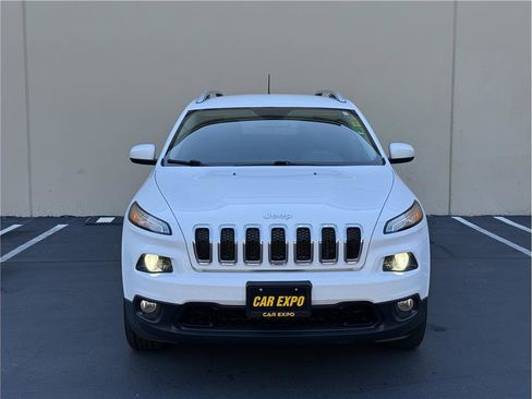Used 2018 Jeep Cherokee Latitude AWD/4WD image 2