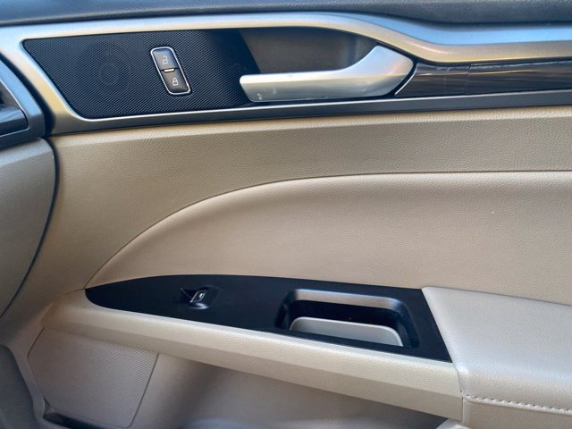 Used 2017 Ford Fusion SE w/ Fusion SE Technology Package FWD image 24