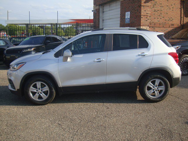 Used 2020 Chevrolet Trax LT w/ LT Convenience Package FWD image 2