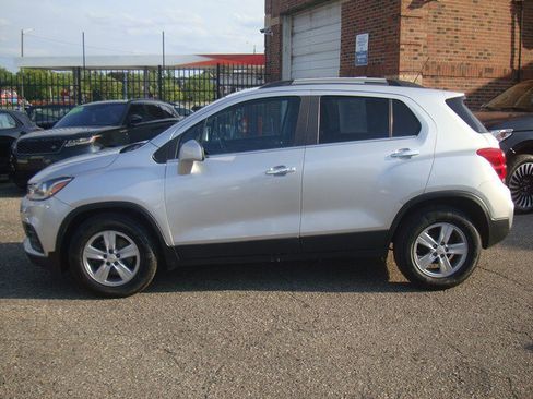 Used 2020 Chevrolet Trax LT w/ LT Convenience Package FWD image 2