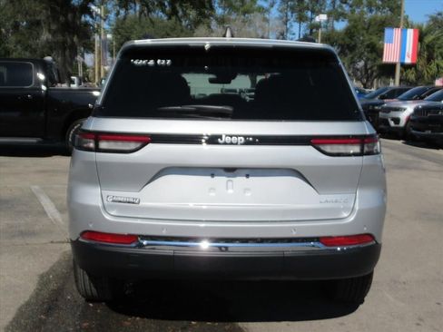 New 2025 Jeep Grand Cherokee Laredo image 5