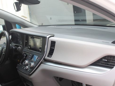Used 2018 Toyota Sienna LE image 20
