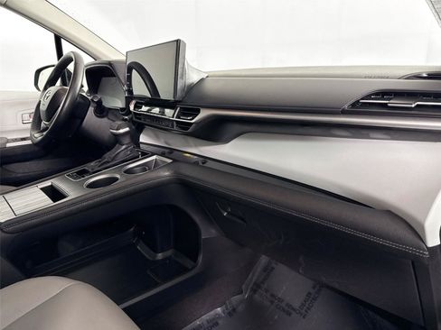 Certified 2025 Toyota Sienna XLE FWD image 42