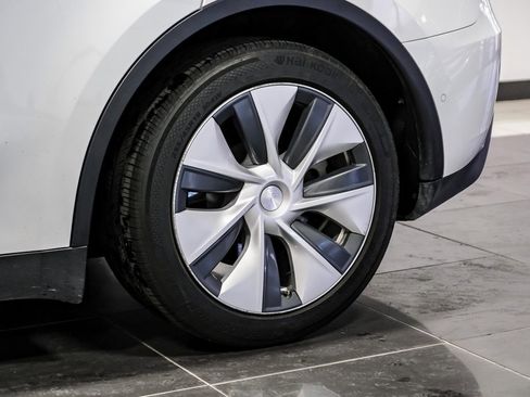 Used 2021 Tesla Model Y Long Range image 52