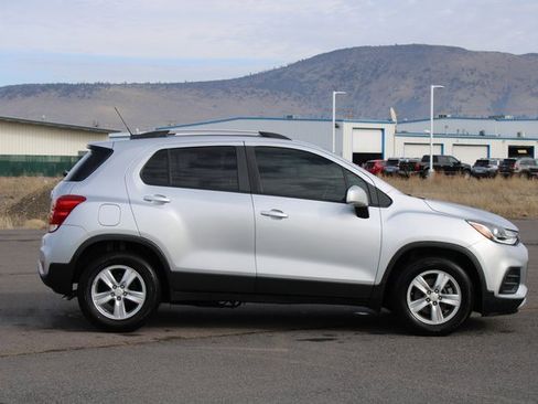 Used 2022 Chevrolet Trax LT w/ LT Convenience Package image 7
