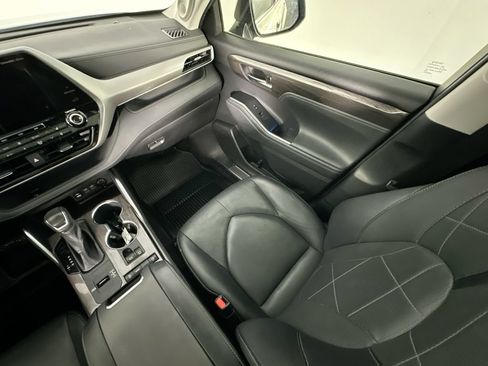Used 2022 Toyota Highlander Platinum FWD image 11