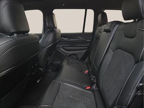 Used 2025 Jeep Grand Cherokee Altitude image 9