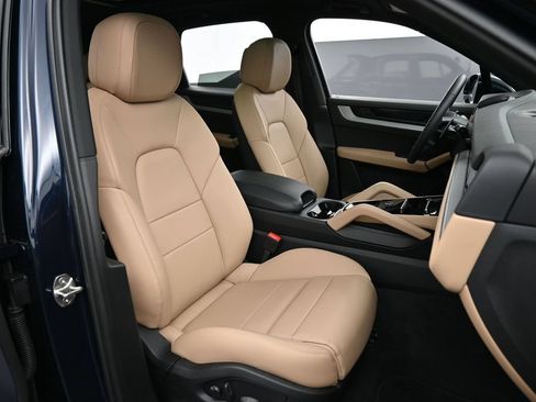 Certified 2025 Porsche Cayenne AWD/4WD image 29