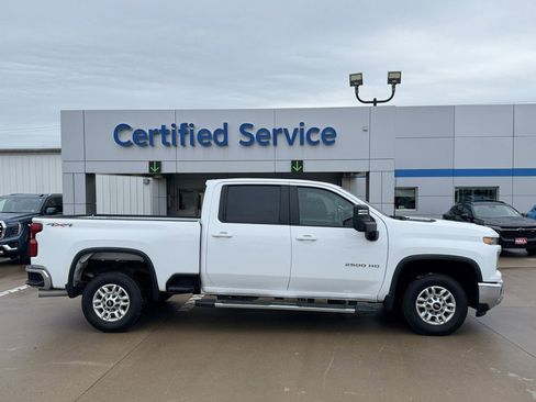Used 2025 Chevrolet Silverado 2500 LT w/ Convenience Package AWD/4WD image 4