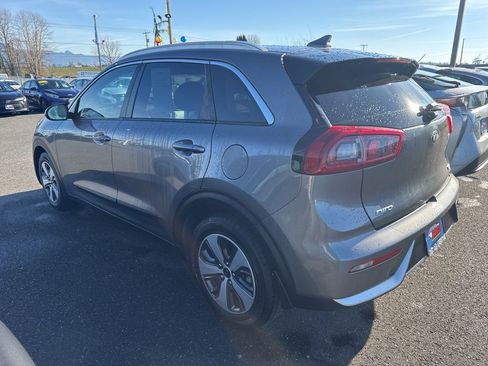 Used 2017 Kia Niro LX image 2