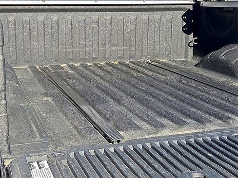 Used 2021 Nissan Titan PRO-4X w/ Pro-4x Convenience Package image 11