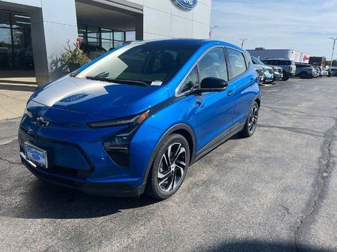 Used 2022 Chevrolet Bolt LT w/ Infotainment Package FWD image 1