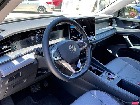 Certified 2026 Volkswagen Tiguan SE AWD/4WD image 14