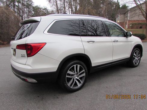 Used 2017 Honda Pilot Elite image 6
