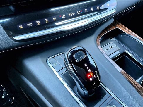 Used 2021 Cadillac Escalade Premium Luxury RWD image 30