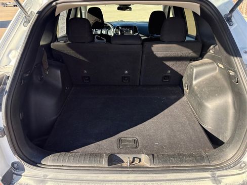 Used 2019 Jeep Cherokee Latitude w/ Popular Appearance Group image 18