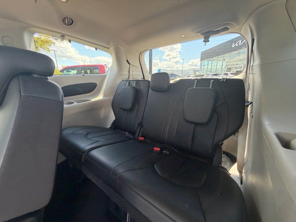Used 2018 Chrysler Pacifica Touring-L FWD image 7