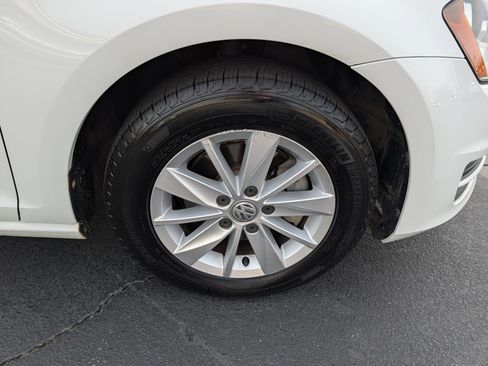 Used 2017 Volkswagen Golf S image 31