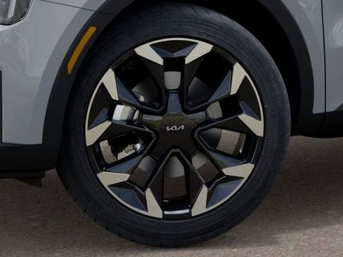 Certified 2025 Kia Sorento SX FWD image 9