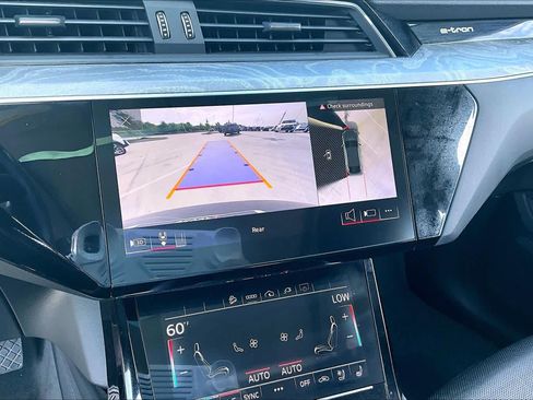 Used 2021 Audi e-tron Premium Plus w/ Premium Plus Package AWD/4WD image 23