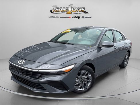 Used 2024 Hyundai Elantra Blue image 3