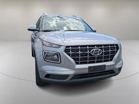 Used 2025 Hyundai Venue SEL FWD image 2