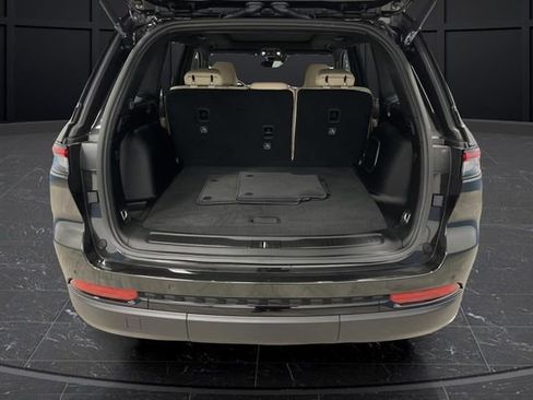 Used 2025 Jeep Grand Cherokee Limited w/ Luxury Tech Group II image 16
