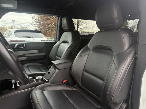 Used 2023 Ford Bronco Badlands image 11